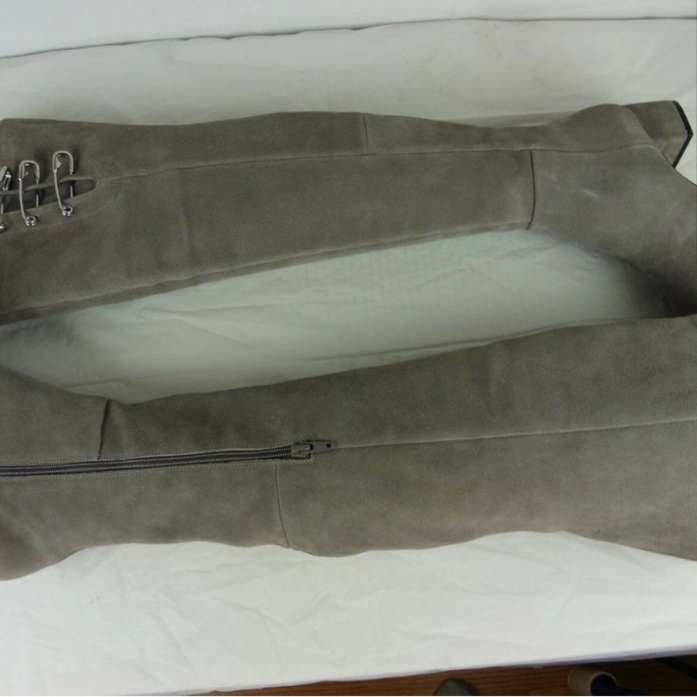 Captivate your onlookers with these sleek Katy Perry over-the-knee boots. Size 5 - Picture 3 of 5